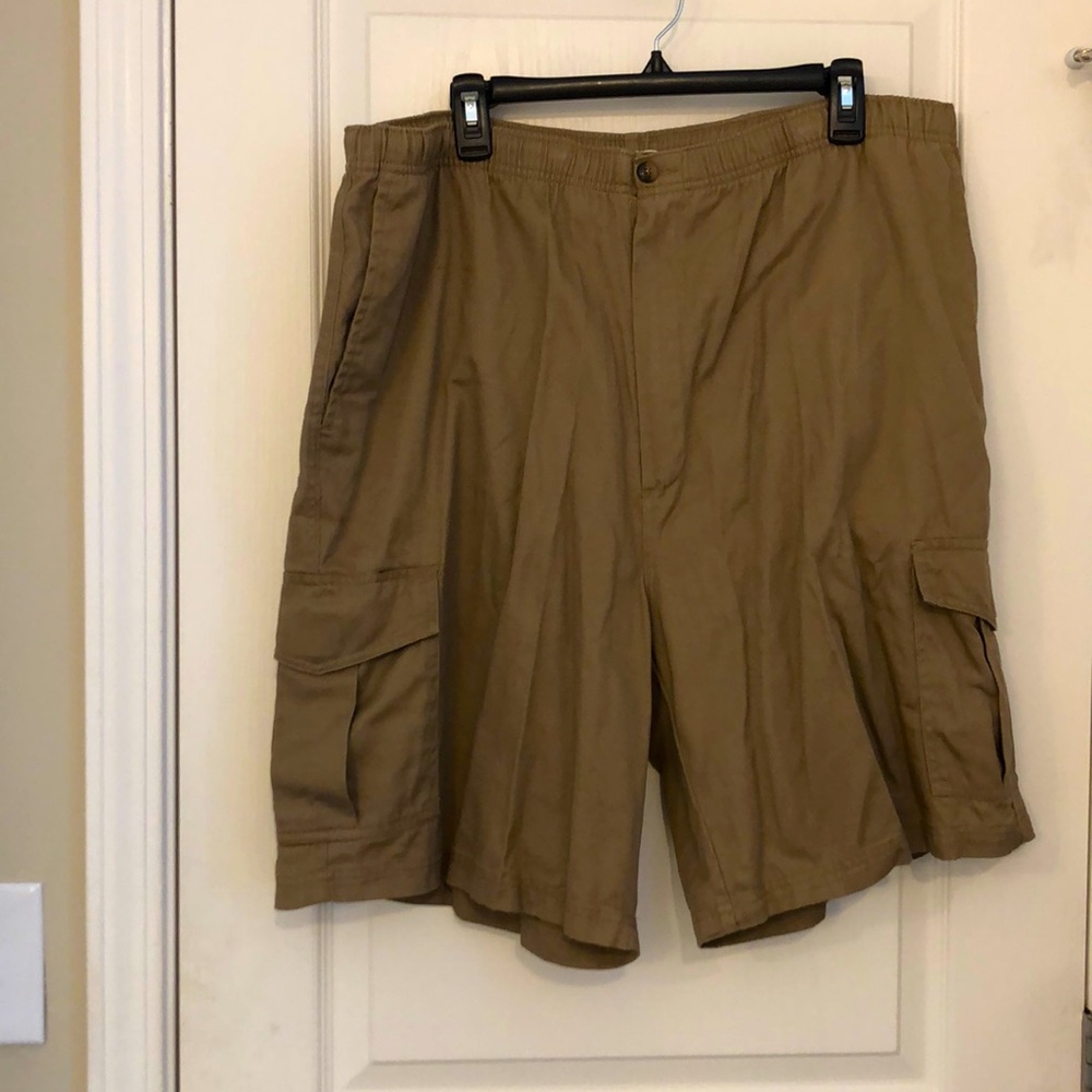 😊 Men’s khaki cargo drawstring shorts size 42 100% cotton side pockets.NWOT